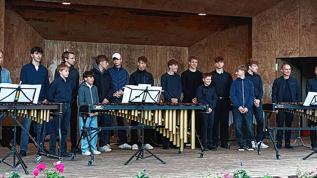 Nachwuchsmusiker der Musikakademie begeistern an Marimbaphon, Vibraphon und Schlagzeug über 100 Zuhörer. Foto: Eberhard Matt