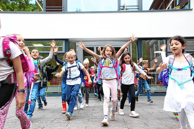 Die Grundschüler der Sommertalschule Meersburg freuen sich nach der Zeugnisausgabe auf gut sechs Wochen ohne Unterricht. Jetzt ist erst ...