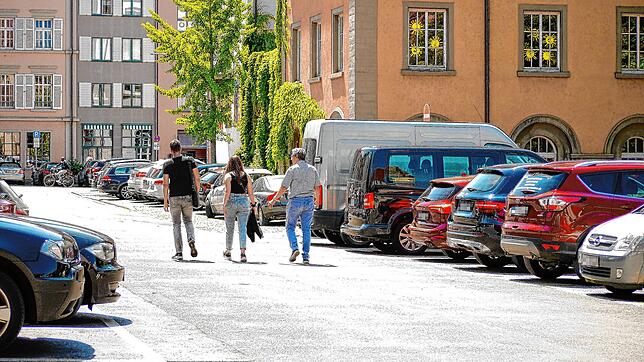 Am gestrigen Sonntag auf dem Konstanzer Stephansplatz: Immer wieder fuhren Autos herum und suchten vergeblich nach einem Parkplatz. Der ...