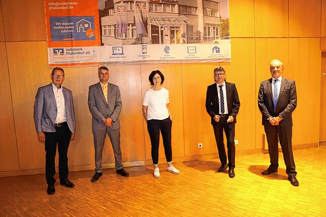 Für den Aufsichtsrat der Volksbank Pfullendorf wurden fünf Mitglieder gewählt. Die Gewählten von links: Alfred Rock, Markus Wahl, Rita ...