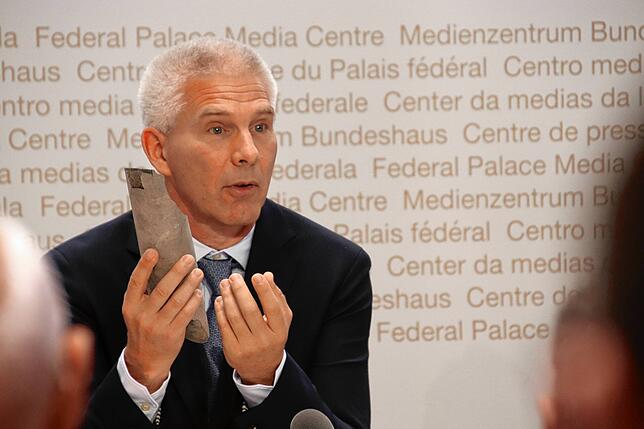 Matthias Braun, CEO der Nagra, hält ein Stück Opalinuston in den Händen. In diesem Gestein soll der Strahlenmüll der Schweiz künftig lagern.