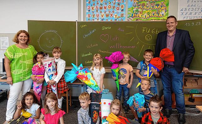 Klasse Fu6b: Die Erstklässler mit den Klassenlehrern Christine Deininger und Jürgen Hanser.