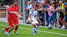 Intensiv: Die Bergalinger Marlon Braitsch und Marvin Sandmann (Mitte) nehmen Mihail Mozas beim 3:3 gegen die U23 des SV 08 Laufenburg ...