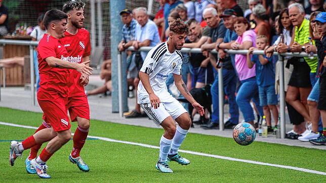 Intensiv: Die Bergalinger Marlon Braitsch und Marvin Sandmann (Mitte) nehmen Mihail Mozas beim 3:3 gegen die U23 des SV 08 Laufenburg ...
