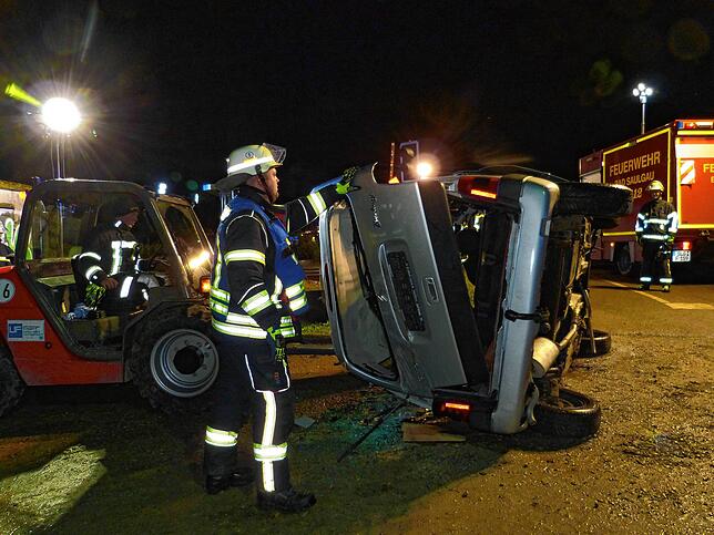 Rund 200 Beteiligte waren bei widrigen Wetter- und Lichtverhältnissen in schlecht zugänglichem Gelände im Einsatz.