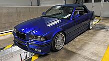 Der tiefer gelegte BMW steht über der Grube in der Halle des Schwerverkehrszentrums in Schaffhausen.