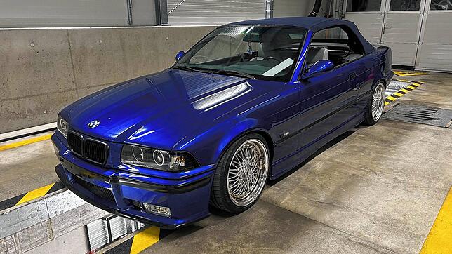 Der tiefer gelegte BMW steht über der Grube in der Halle des Schwerverkehrszentrums in Schaffhausen.