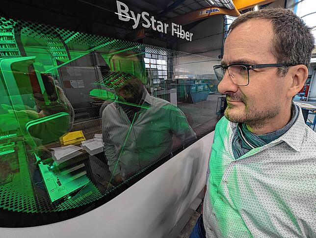 Lars Roth an der Laserschneidemaschine.