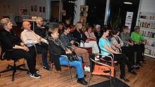 Bei Kerzenlicht kommen die Zuhörer während der Lesung in der Stadtbibliothek in den Genuss von spannenden Kurzgeschichten. Foto: Michael ...