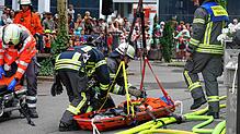 Die Radolfzeller Hilfsorganisationen demonstrierten bei einer Schauübung an der Musikschule ihr Können. Zahlreiche Besucher verfolgten ...