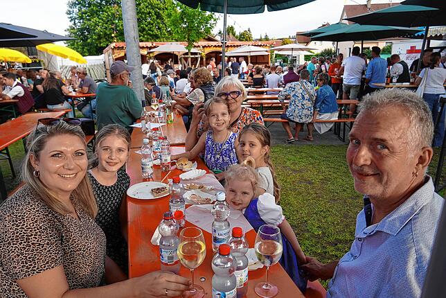 Bild 18: Dritter Tag vom Weinfest in Bermatingen: Auch am Sonntag waren zahlreiche Besucher vor Ort