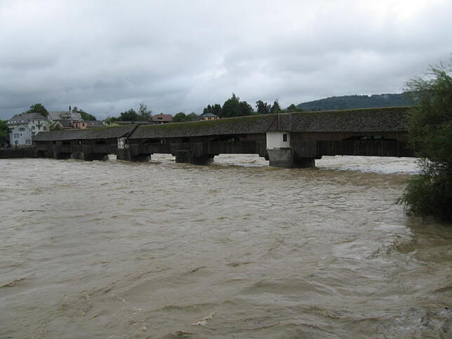 Hochwasser: 4650 Kubikmeter pro Sekunde wälzen sich durch das Rheinbett. Bild: Stadt Bad Säckingen