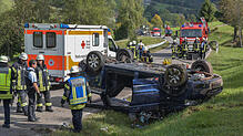Ein junger Mann ist am Sonntagmittag auf der L 175 bei Brigach verunglückt, als er mit seinem Fahrzeug auf das unbefestigte ...