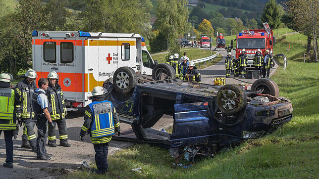 Ein junger Mann ist am Sonntagmittag auf der L 175 bei Brigach verunglückt, als er mit seinem Fahrzeug auf das unbefestigte ...
