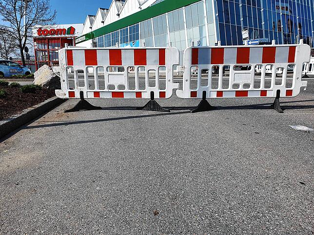 Verbarrikadiert: Am Neuen Markt war der Parkplatz hermetisch abgeriegelt. Hier war es zuletzt zu nächtlichen Fahrer-Treffs gekommen. An ...