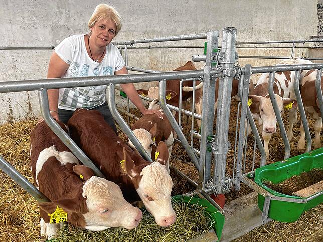 Landwirtin Petra Schulz freut sich, dass es den Drillingen so gut geht.