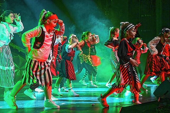 Das Girlieballett entert als Piraten die Bühne.