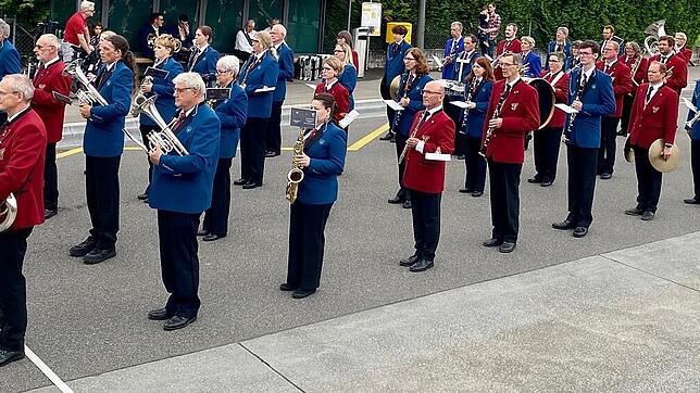 Die Spielgemeinschaft Hohentengen/Kaiserstuhl und die Musikgesellschaft Endingen stellen sich zum Paradewettbewerb beim Aargauischen ...