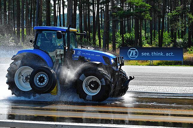Ein mit einem ABS von ZF Friedrichshafen ausgerüsteter Traktor beim Schlittertest auf nasser Piste.