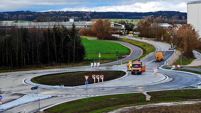 Der neue Kreisel, der bei Meßkirch den Industriepark an die Bundesstraße 313 anbindet, ist jetzt fertig.
