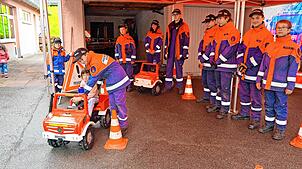 Stark gefragt ist die Fahrt für Kinder in einem Mini-Feuerwehrauto bei der Vöhrenbacher Jugendfeuerwehr. Foto: Stefan Heimpel