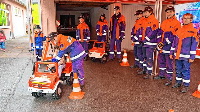Stark gefragt ist die Fahrt für Kinder in einem Mini-Feuerwehrauto bei der Vöhrenbacher Jugendfeuerwehr. Foto: Stefan Heimpel