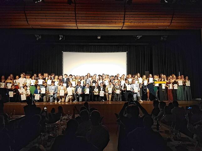 Die knapp 100 Abiturienten des Theodor-Heuss-Gymnasiums bekamen ihre Zeugnisse in der Stadthalle überreicht.