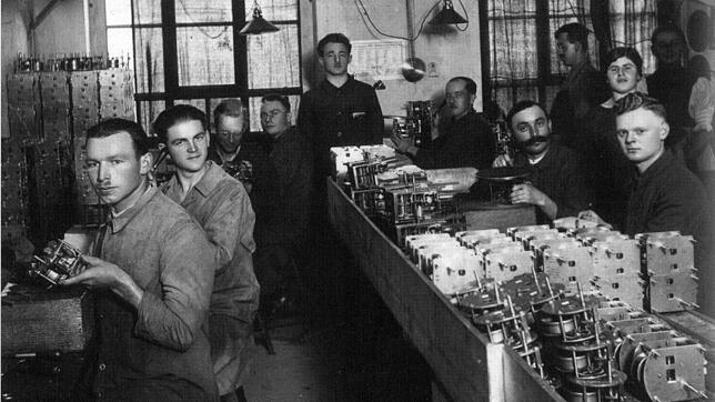 Sie bauen das Herz des Grammophons: Beschäftigte von Perpetuum in St. Georgen Anfang der 20er-Jahre zwischen den Federlaufwerken, die ...