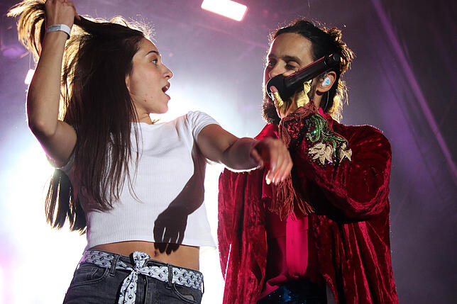 Jared Leto und eine der zahlrechen weiblichen Fans, die mit ihm im Rahmen des Schloss Salem Open Airs auf der Bühn tanzen durften.