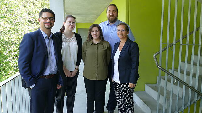 Das integrative Wohnen in der Werderstraße 34a funktioniert reibungslos. Darüber freuen sich (von links): Dario Rago, Sarah Werner, Elif ...
