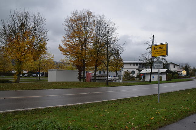 Der Auffangparkplatz am Ortseingang von Bodman (Hintergrund) fällt voraussichtlich in der zweiten Hälfte 2020 weg. Dort wird ein ...