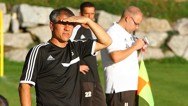Blick in die Zukunft: Trainer Michael Schwald (vorn) hat beim FC Zell für die Saison 2020/21 ebenso zugesagt wie Betreuer Jan Loschnat ...