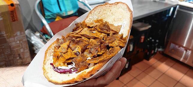 Sieht aus wie Fleisch, schmeckt wie Fleisch – ist aber rein pflanzlich: der Seitan Kebap im Fladenbrot im Kervan.
