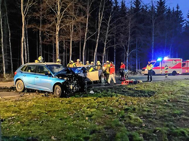 Bild 1: Junge Autofahrerin wird schwer verletzt