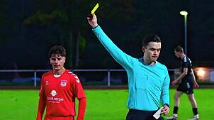 Auszeichnung: Schiedsrichter Mathias Heilig vom FC Erzingen – hier beim Landesliga-Spiel des SV 08 Laufenburg gegen den FV ...