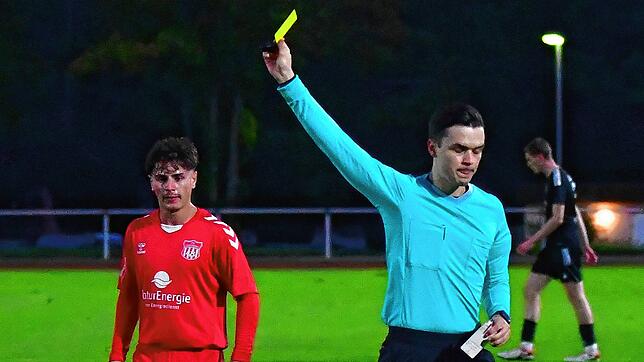 Auszeichnung: Schiedsrichter Mathias Heilig vom FC Erzingen – hier beim Landesliga-Spiel des SV 08 Laufenburg gegen den FV ...