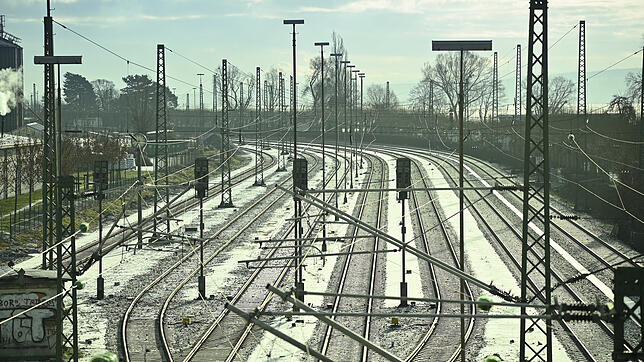 Die Vision von OB Staab für das Eisenbahngelände vor der Mooser Brücke: Über eine so genannte Grünbrücke soll es für Fußgänger und ...