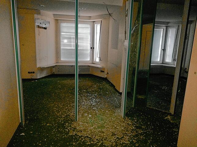 Scherbenhaufen gibt es im HEK-Gebäude überall zu sehen.