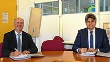 Mit Abstand aber in bestem Einvernehmen unterzeichneten Bürgermeister Stefan Kaiser und Landrat Martin Kistler den Planungskostenvertrag ...