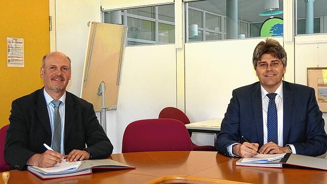Mit Abstand aber in bestem Einvernehmen unterzeichneten Bürgermeister Stefan Kaiser und Landrat Martin Kistler den Planungskostenvertrag ...