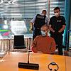 Der inzwischen 36-jährige Angeklagte sitzt unter strengen Sicherheitsvorkehrungen am Tisch im Gerichtssaal. Er wurde direkt aus der ...
