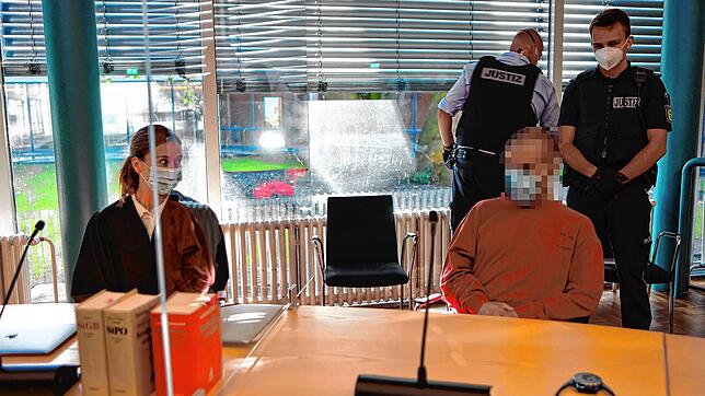Der inzwischen 36-jährige Angeklagte sitzt unter strengen Sicherheitsvorkehrungen am Tisch im Gerichtssaal. Er wurde direkt aus der ...