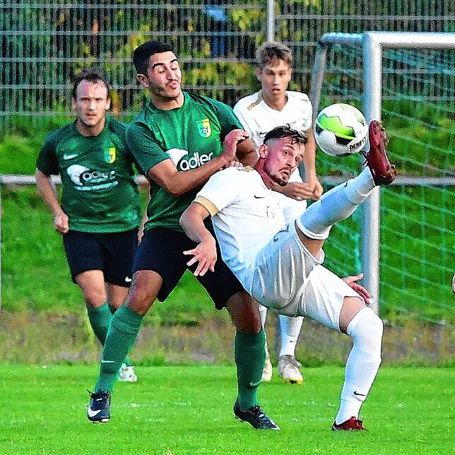 Kein Wiedersehen: Mit Artan Syla (vorn) muss sich Tunahan Kocer beim Heimspiel des SV Herten gegen Bosporus FC Friedlingen nicht ...