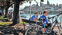 An der einladenden Uferpromenade in Stein am Rhein, wo der Bodensee wieder zum Rhein wird, kann man die Höri-Rundtour mit einem ...