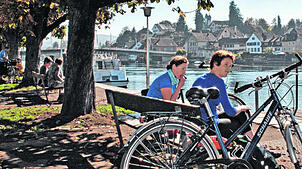 An der einladenden Uferpromenade in Stein am Rhein, wo der Bodensee wieder zum Rhein wird, kann man die Höri-Rundtour mit einem ...