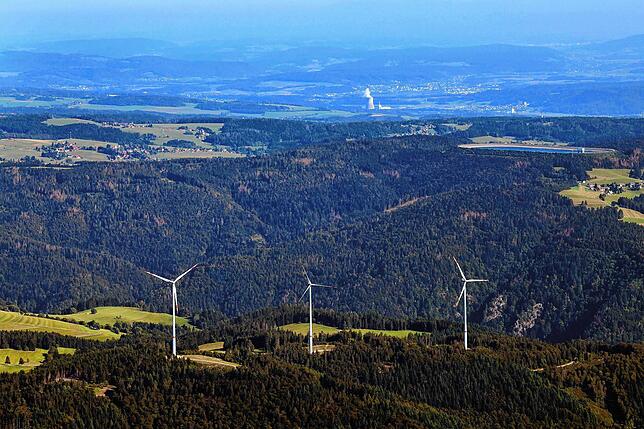 Drei Windräder errichtete EnBW im Jahr 2017 auf dem Glaserkopf bei Hasel. Im Hintergrund das Atomkraftwerk Leibstadt.