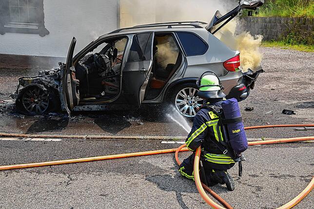 Die Feuerwehr löscht das Fahrzeug.