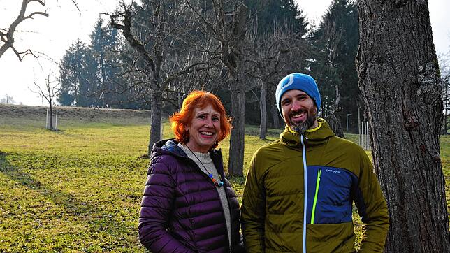Mutter und Sohn, Edith und Benjamin G., setzen sich für ihren Streuobstbestand ein und tun es gern. Zahlreiche Auflagen für einen Neubau ...