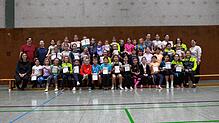Die Teilnehmer und Teilnehmerinnen beim Abschlussturnen des Turnvereins Stühlingen freuen sich über errungene Sportabzeichen und kleine ...