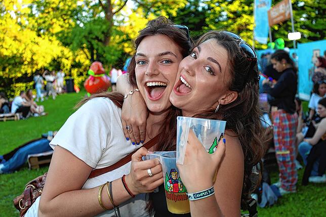 Bild 2: Erst Blümchen, dann K.I.Z.: Das feiern die Fans beim Campus-Festival